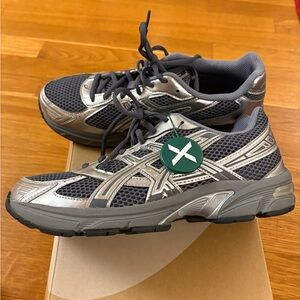 ASICS Men's Silver and Gray Athletic Shoes